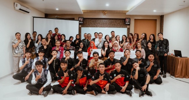Foto bersama para penerima donasi pendidikan dari program Acsent Care. (Foto: istimewa)