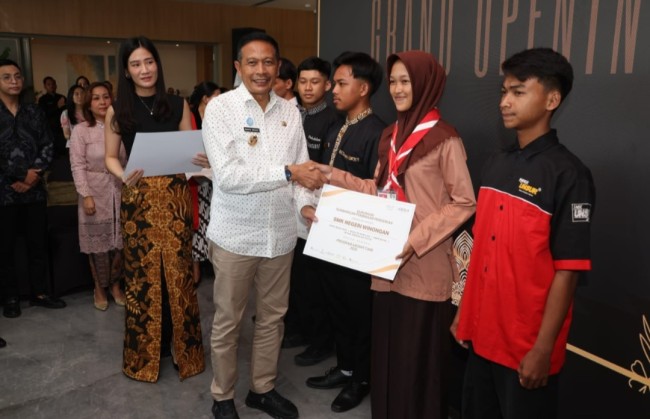 Momen Wali Kota Malang Wahyu Hidayat menyerahkan simbolis donasi pendidikan. (Foto: istimewa)