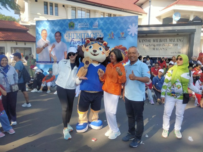 Kepala Disporapar Kota Malang Baihaqi saat mengikuti Heritage Fun Walk.(Foto: Riski Wijaya/MalangTIMES).
