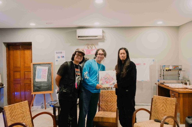 Simbolis penyerahan karya seni dalam gelaran Unaffacted Issue. (Foto: istimewa)