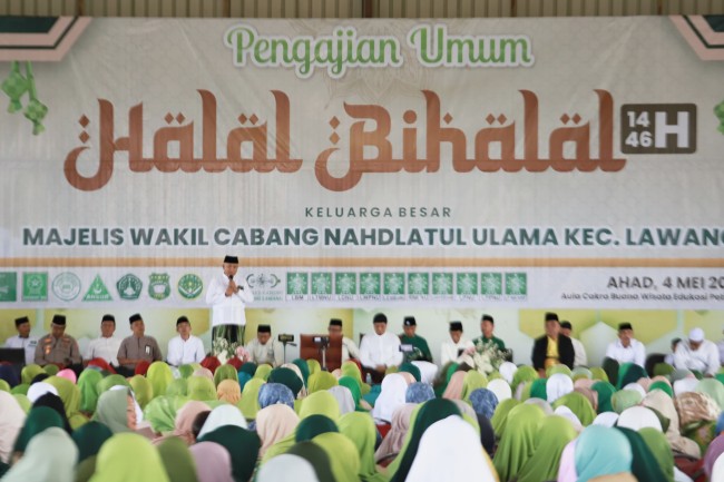 Bupati Malang HM. Sanusi saya memberikan sambutan dalam acara pengajian umum dan halalbihalal di Kecamatan Lawang, Kabupaten Malang.
