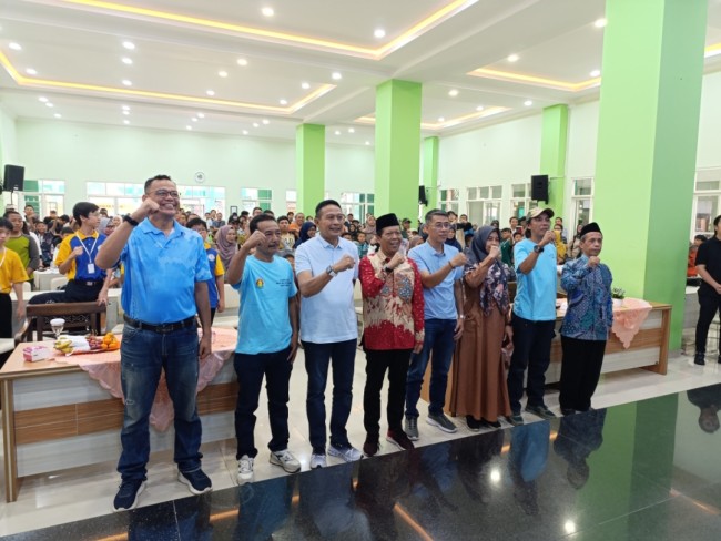 Swafoto atlet peserta Kejurkot Catur 2025 bersama pimpinan Kota Malang (foto: Hendra Saputra/JatimTIMES)