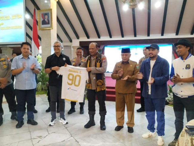 penyerahan Jersey.