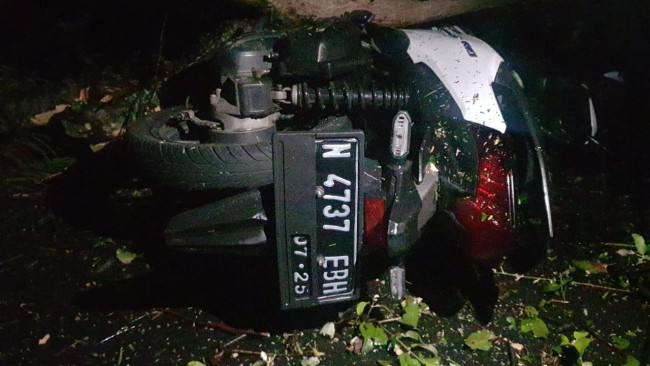 Kondisi sepeda motor usai tertimpa pohon tumbang di Kecamatan Tumpang pada Rabu (7/5/2025) malam. (Foto: BPBD Kabupaten Malang for JatimTIMES)