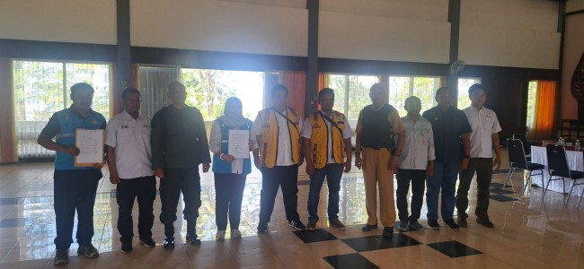 Foto bersama rapat koordinasi PLN ULP Sumberpucung. (Foto: istimewa)