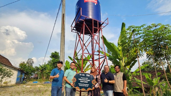 Penyerahan secara simbolis bantuan CSR sumur air bersih dari Telkomsel kepada perwakilan masyarakat Dusun Besali. (Foto: istimewa)
