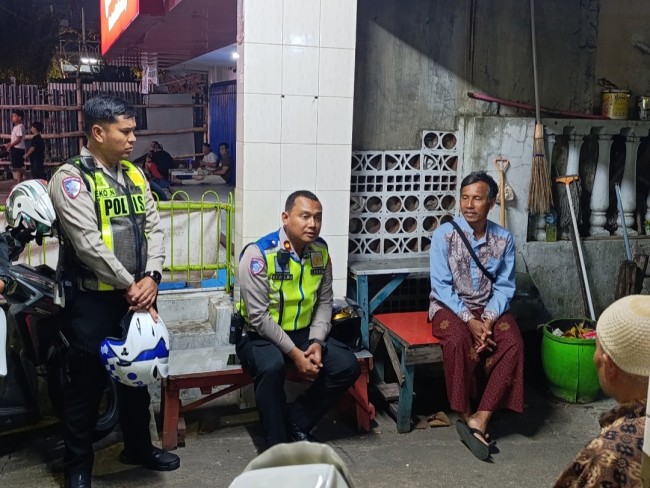 Kasat Lantas Polresta Malang Kota Kompol Agung Fitransyah (dua dari kiri) saat berdialog dengan warga Jalan Ciliwung (foto: Hendra Saputra/JatimTIMES) 