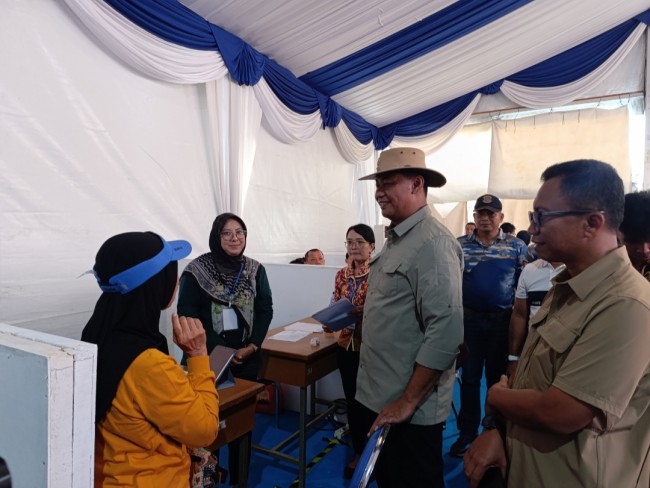 Komandan Lantamal V Surabaya, Laksma TNI Dr Arya Delano SE MPd MHan (topi koboi) saat meninjau pemeriksaan kesehatan (foto: Hendra Saputra/JatimTIMES)