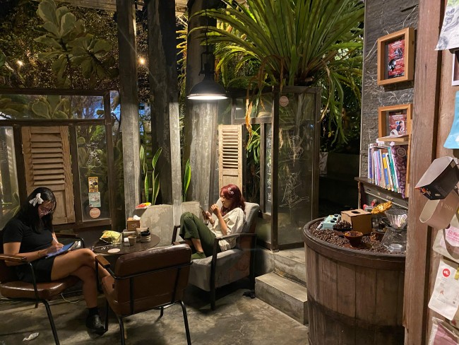 Salah satu spot ngopi di Roewang Tamoe. (Foto: Binti N Rosida/JatimTimes)