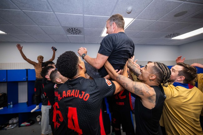 Momen Flick diangkat oleh para pemain usai mendapatkan gelar juara. (Foto: X FC Barcelona)