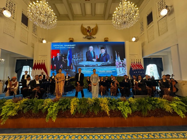 Joko Tebon membawakan karya musikal yang memadukan nuansa tradisi Australia dengan orkestra modern, berkolaborasi bersama Riyanto Orkestra by Deo Entertainment, Jakarta. (Foto: istimewa)