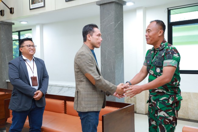 Momen Manager PLN UP3 Malang Agung Wibowo (kiri) mendampingi audiensi PLN bersama Danbrigif 18/Trisula Malang. (Foto: istimewa)