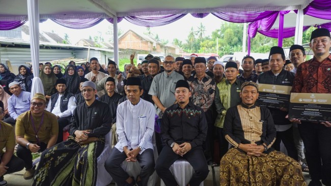 Peresmian pemberdayaan Baitulmaal Munzalan Indonesia juga dihadiri para ulama Indonesia, salah satunya Ustaz Abdul Somad. (Foto: istimewa)