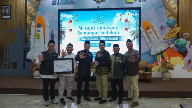 GM PLN UID Jatim dengan Manager PLN UP3 Malang foto bersama dengan Ustadz Luqmanulhakim, atau yang akrab disapa Ayah Man, selaku inisiator Gerakan Sedekah Akbar Indonesia. (Foto: istimewa)