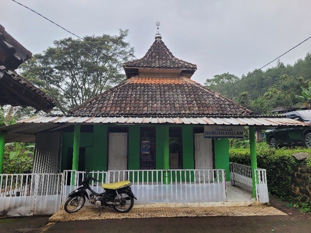Tampak depan musala Nurush Sollah yang mendapatkan sambungan listrik gratis dari PLN. (Foto: istimewa)