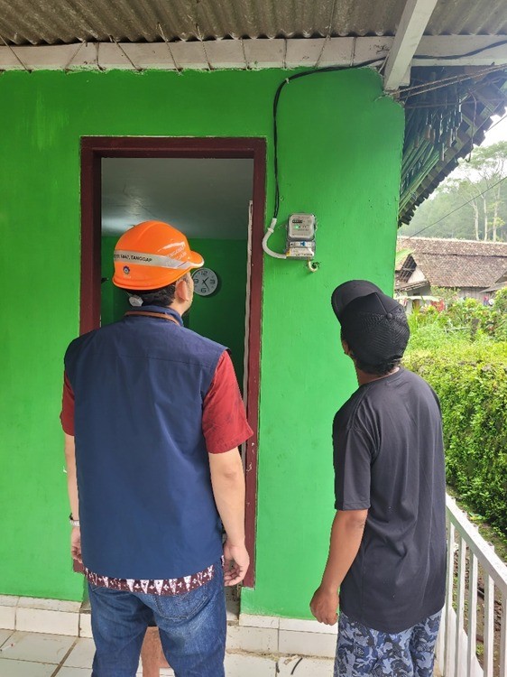 Pemasangan KwH meter di Musala Nurush Sollah. (Foto: istimewa)