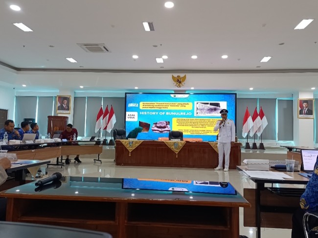 Lurah Bunulrejo saat menyampaikan potensi pada Lomdeskel Jatim 2025 (foto: Hendra Saputra/JatimTIMES)