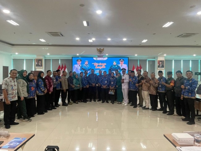 Foto bersama tim Kelurahan Bunulrejo bersama tim juri dari Lomdeskel Jatim 2025 (foto: Amin/JatimTIMES)
