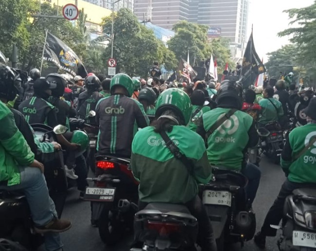Ribuan driver ojek online (ojol) menggelar demonstrasi di Surabaya.