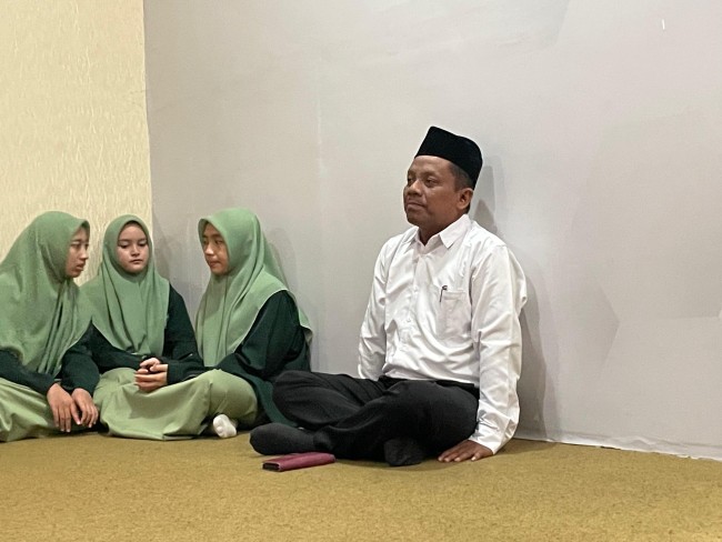 Kepala Sekolah MA Nasional Baitul Makmur Malang, Zaenal Musthofa, S.Pd saat mengikut sesi belajar bareng JatimTIMES. (Foto: Amin/JatimTIMES)