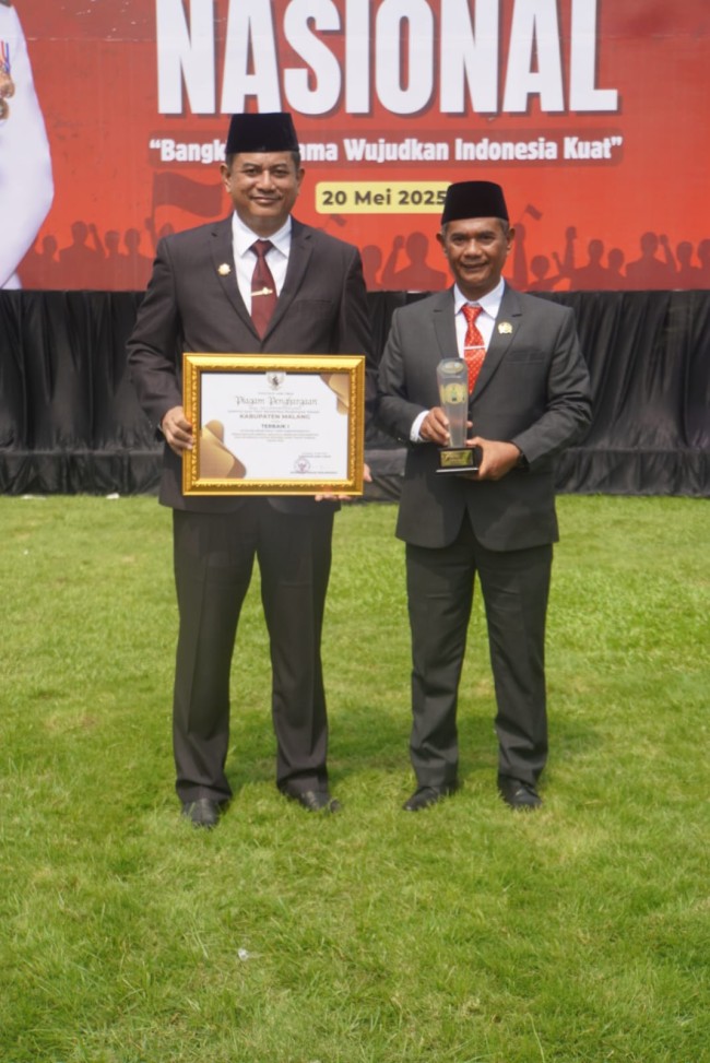 Ketua DPRD Kabupaten Malang, Darmadi, S.Sos (kanan) bersama Sekretaris DPRD Kabupaten Malang, Bagus Sulistyawan, AP, M.Si (kiri) menunjukkan piagam penghargaan Terbaik I (satu) dalam ajang JDIH Award Jawa Timur 2025. (Foto: istimewa)