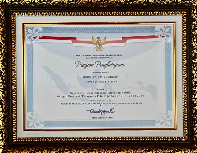 Piagam penghargaan RSSA yang meraih predikat “Pelayanan Prima” dalam ajang Pemantauan dan Evaluasi Kinerja Penyelenggaraan Pelayanan Publik (PEKPPP) yang diserahkan langsung oleh Menteri PAN-RB, Rini Widyantini. (Foto: istimewa)