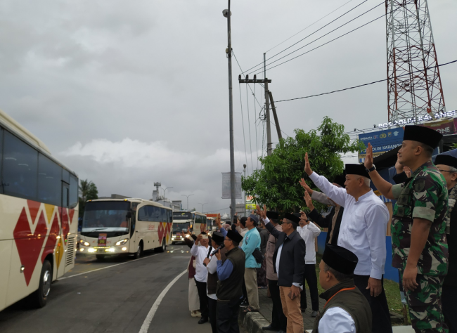 melambaikan tangan kepada jemaah haji Kabupaten Malang