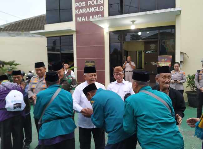 bersalaman dengan jemaah haji Kabupaten Malang