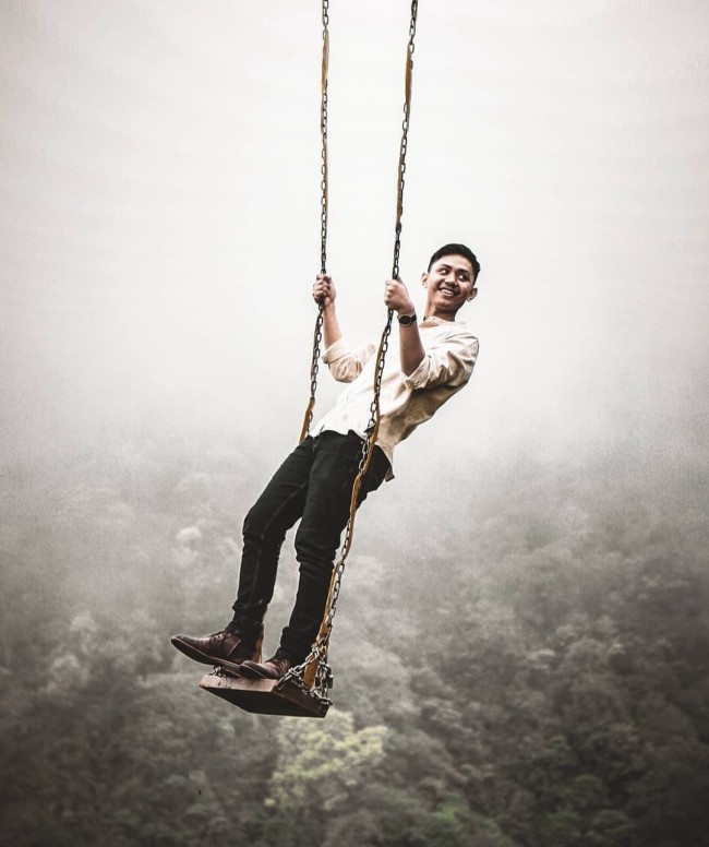 ayunan ekstrem di ketinggian yang kerap jadi incaran wisatawan untuk berfoto. (Foto: Instagram)