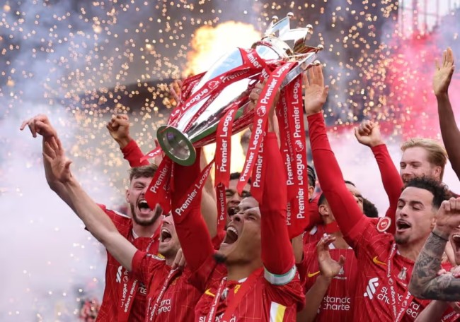 Momen para pemain Liverpool angkat trofi juara Premier League ke-20. (Foto: Reuters)