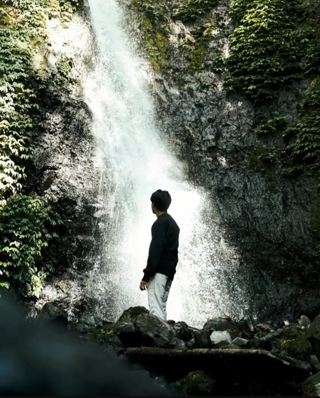 Potret air terjun dari dekat.