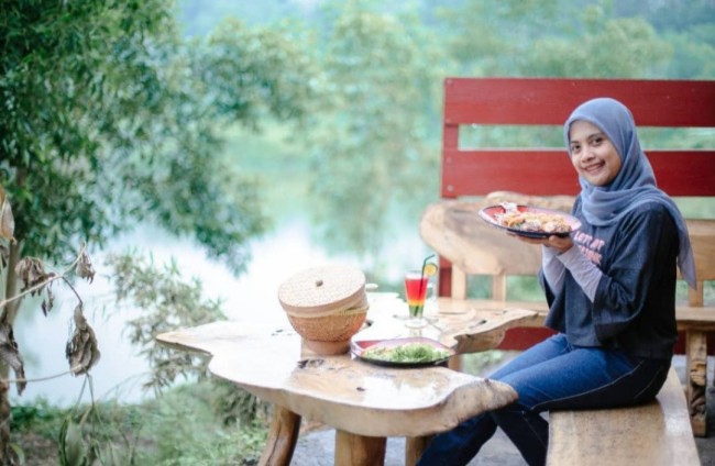 Kulineran di Wisata Mahoni Dempok. (Foto: laman matic.malangkab)
