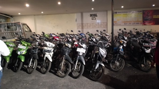 Puluhan kendaraan sepeda motor yang disita polisi dari hasil penggerebekan lokasi judi sabung ayam di Kecamatan Karangploso, Kabupaten Malang pada Minggu (25/5/2025) malam. (Foto: Humas Polres Malang for JatimTIMES)