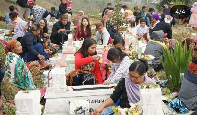 Nyadran, salah satu prosesi tradisi Karo, dengan membawa makanan ke makam leluhur. (Foto: @doliphoto)