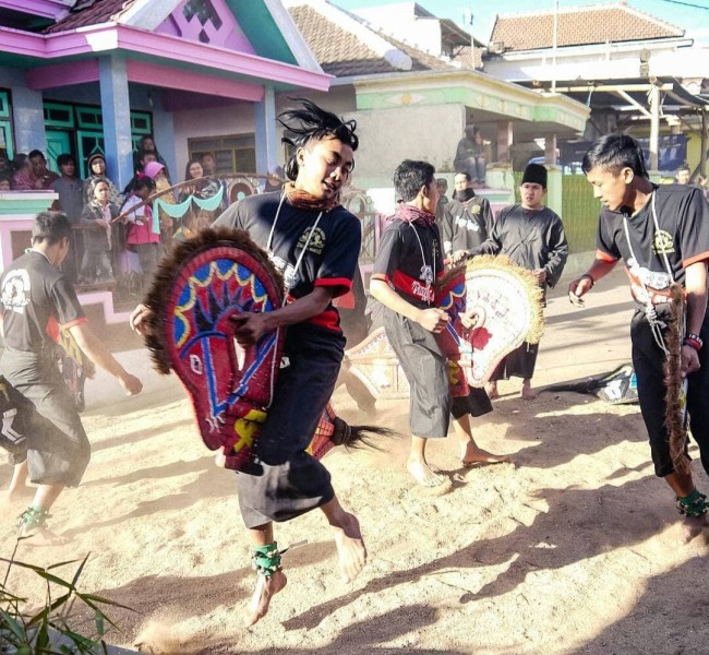 Kesenian kuda lumping di Ngadas. (Foto: @andreadecker08)