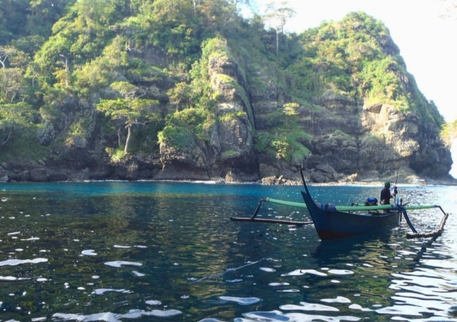 Ketenangan air laut di Pantai Bolu-Bolu. (Foto: maticmalangkab)