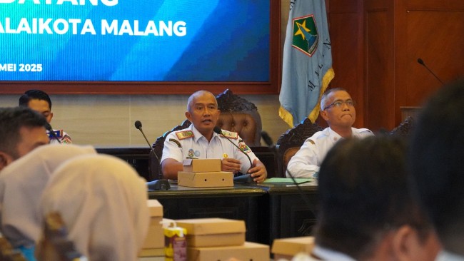 Sekretaris Daerah Kota Malang, Erik Setyo Santoso saat memimpin forum koordinasi persiapan Porprov yang digelar di Ruang Sidang Balai Kota Malang, Rabu (28/5/2025). (Foto: istimewa)