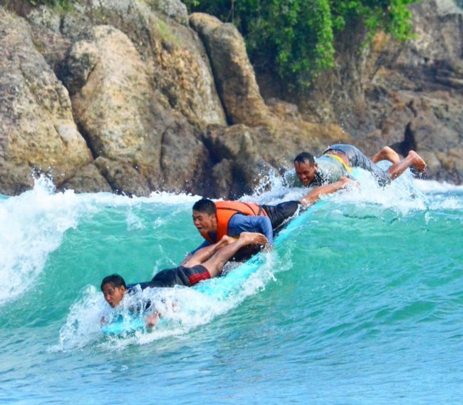 Serunya berselancar di Pantai Lenggoksono. (Foto: maticmalangkab)