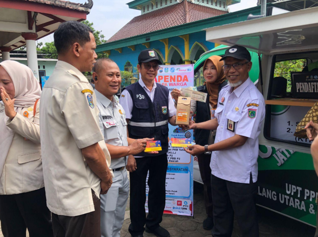 penyerahan hadiah apresiasi kepada wajib pajak di Kantor Desa Pondokagung, Kecamatan Kasembon, Kabupaten Malang.