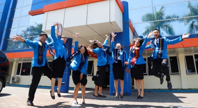 Para mahasiswa foto bersama di depan gedung UKWK Malang. (Foto: laman resmi UKWK)