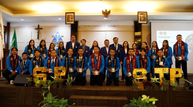 Para lulusan terbaik UKWK. (Foto: laman resmi UKWK)