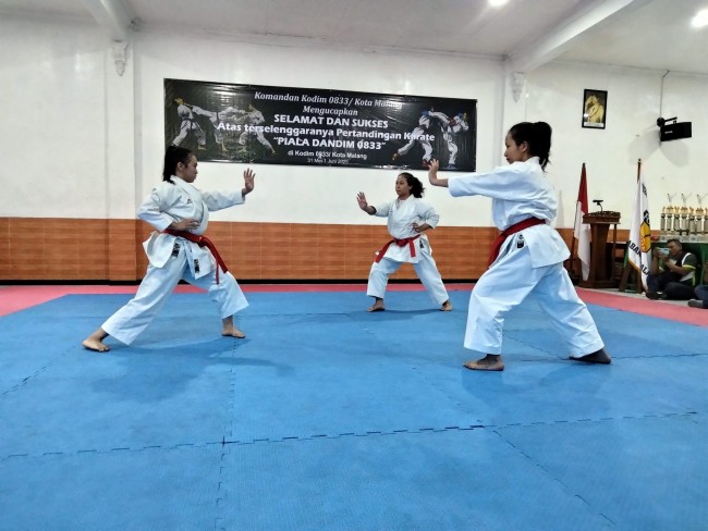Penampilan dari atlet Forki Kota Malang dalam pembukaan Karate Championship Piala Dandim 0833 Kota Malang.(Foto: Riski Wijaya/MalangTIMES).