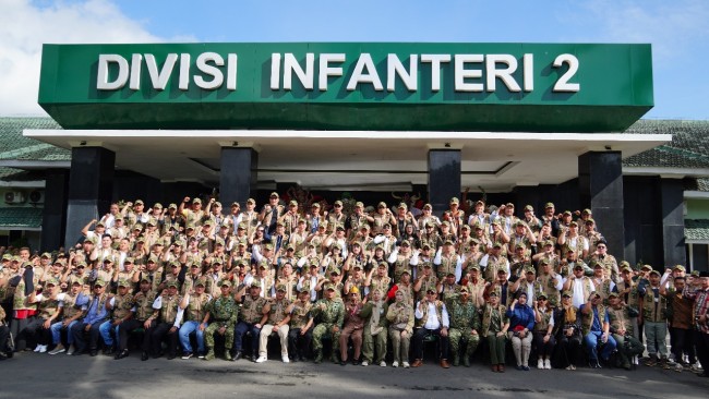 Foto bersama Pangdivif 2 Kostrad Mayjen TNI Susilo foto bersama dengan para undangan Forum Silaturahmi Kebangsaan. (Foto: istimewa)