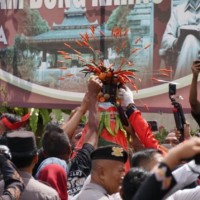 Grebeg Pancasila di Kota Blitar: Warga Berebut Gunungan Hasil Bumi di Makam Bung Karno