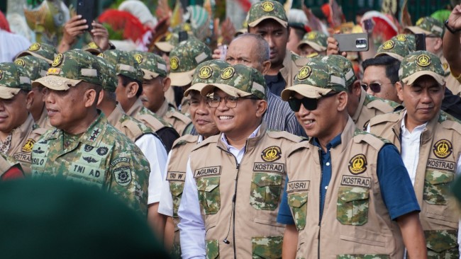 Momen Manager PLN UP3 Malang, Agung Wibowo (kanan) berdampingan dengan Pangdivif 2 Kostrad Mayjen TNI Susilo. (Foto: istimewa)