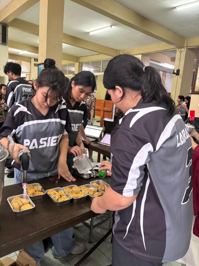 Para siswa SMA Dempo juga menawarkan stan makanan beragam kuliner Asia, salah satunya dimsum. (Foto: istimewa)