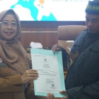 Bayi Lahir 1 Juni di Jombang Terima Kado Akta Kelahiran-Kartu Keluarga