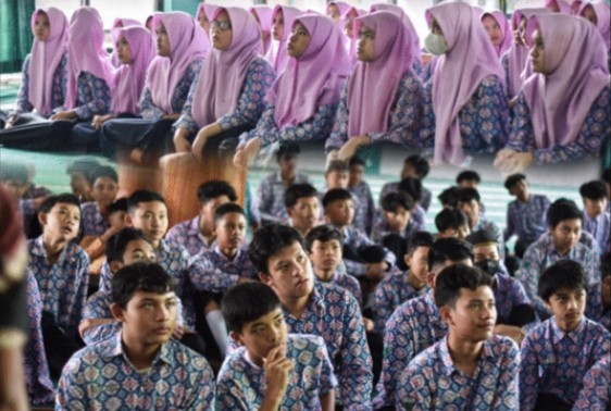 Murid MTsN 2 Kota Malang saat mendengarkan materi dari Spesial Trainer M Hasyim Ashari SPd CPS (foto: istimewa) 