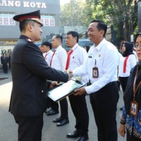 Kepala Dinsos P3AP2KB Kota Malang dan 24 Anggota Polri Raih Penghargaan dari Kapolresta Malang Kota