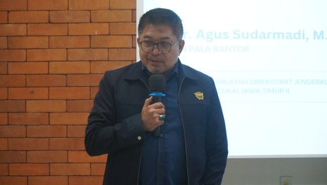 Kepala Kantor Wilayah Bea Cukai Jawa Timur II, Agus Sudarmadi saat menjadi pemateri BIFEST di Binus Malang. (Foto: istimewa)